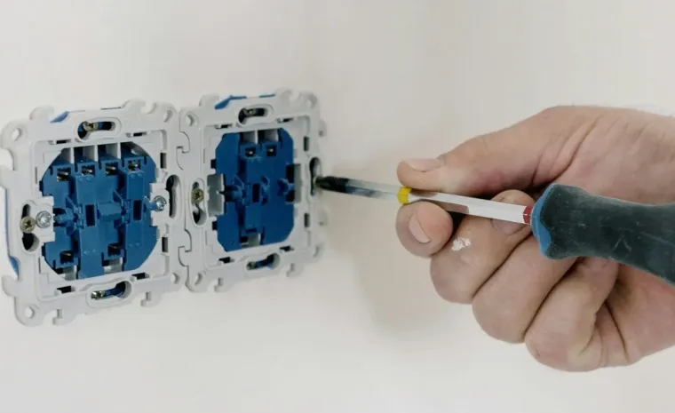 Montaż mechanizmów gniazd elektrycznych w puszkach podtynkowych