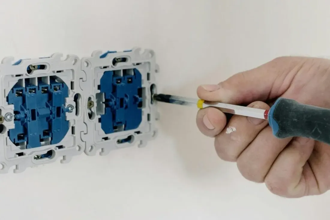 Montaż mechanizmów gniazd elektrycznych w puszkach podtynkowych