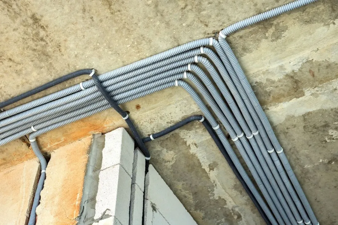 Wiązka peszli elektrycznych poprowadzona pod stropem przed tynkowaniem